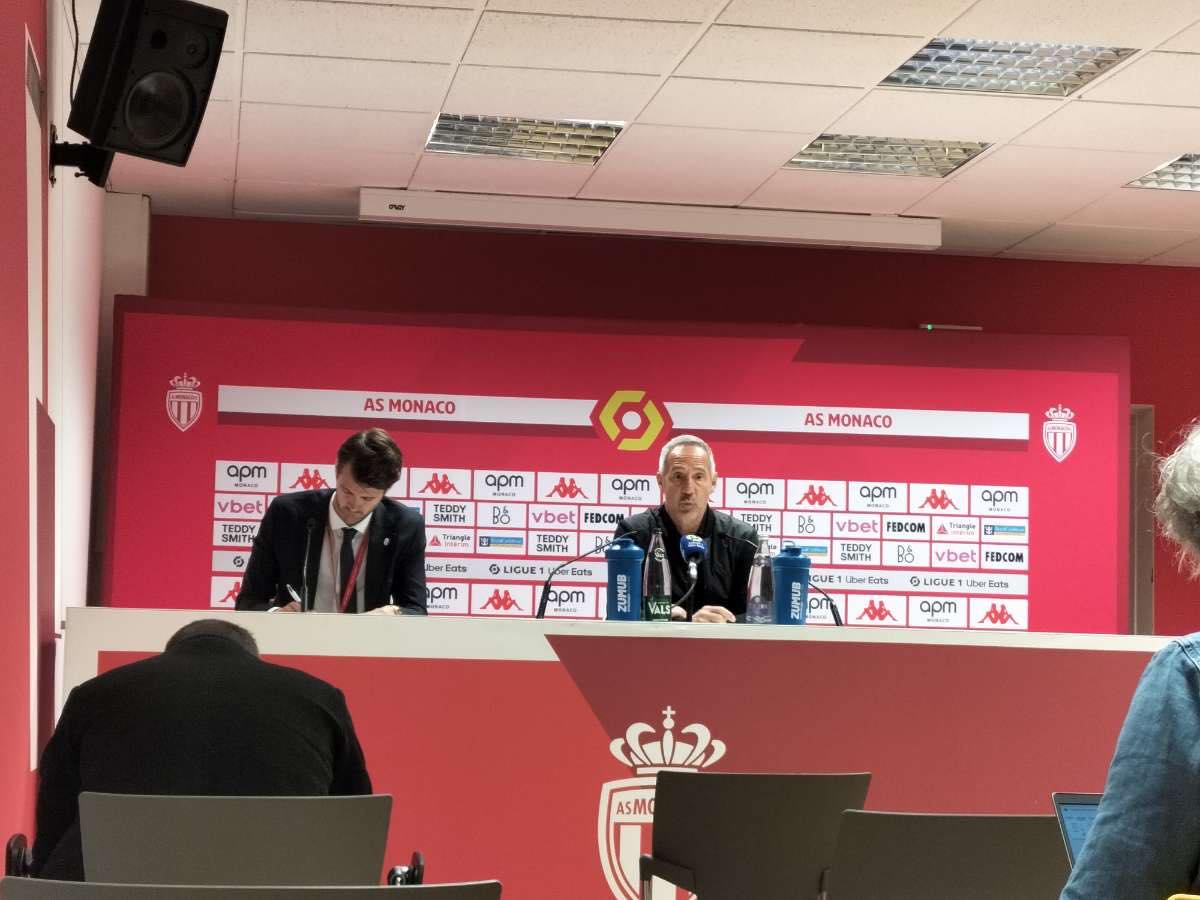 Adi Hütter en conférence de presse après la victoire de l’AS Monaco face à Clermont (4-1) © Q.B