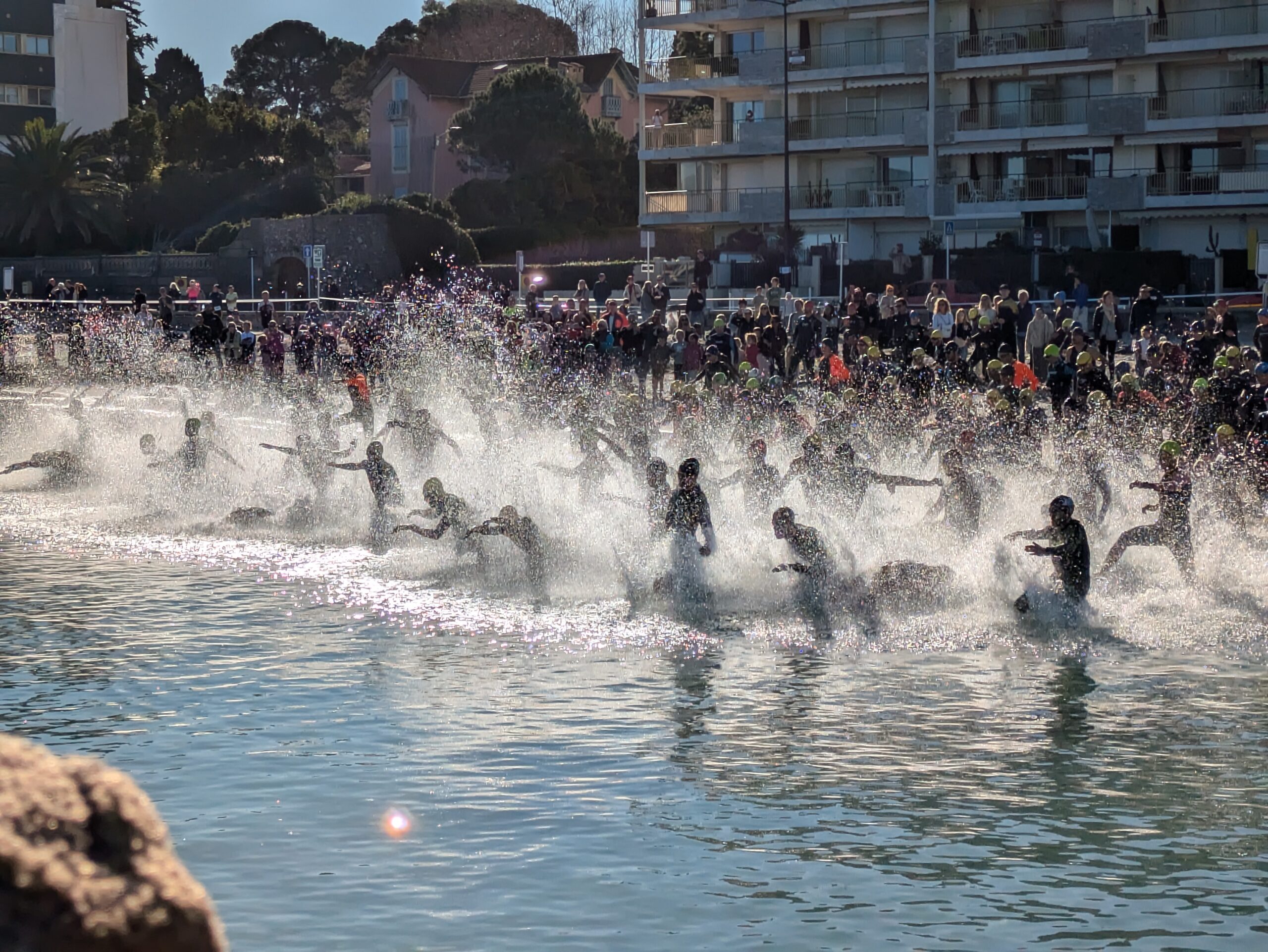 Triathlon d’Antibes 2024 : Erwan Jacobi et Léa Reviglio s’imposent 